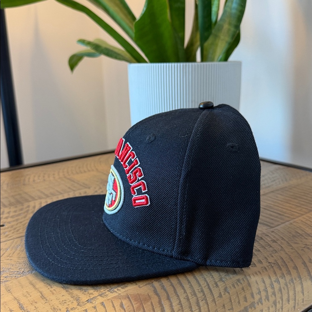 San Francisco 49ers Pro NFL Black Snapback Hat - Picture 4 of 11